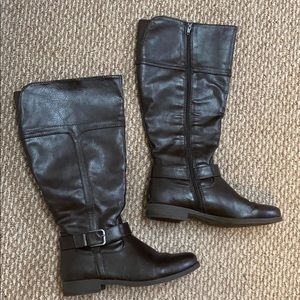 Brown pleather boots with buckle